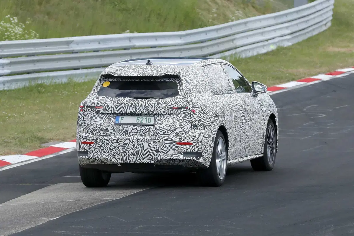 Skoda alza l’asticella: in arrivo il nuovo SUV elettrico a 7 posti [Foto Spia] (9)