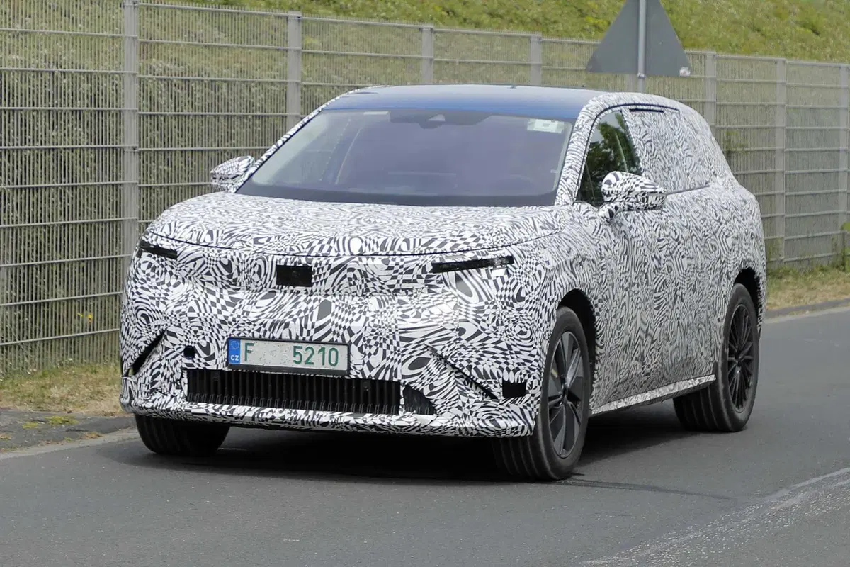 Skoda alza l’asticella: in arrivo il nuovo SUV elettrico a 7 posti [Foto Spia] (10)