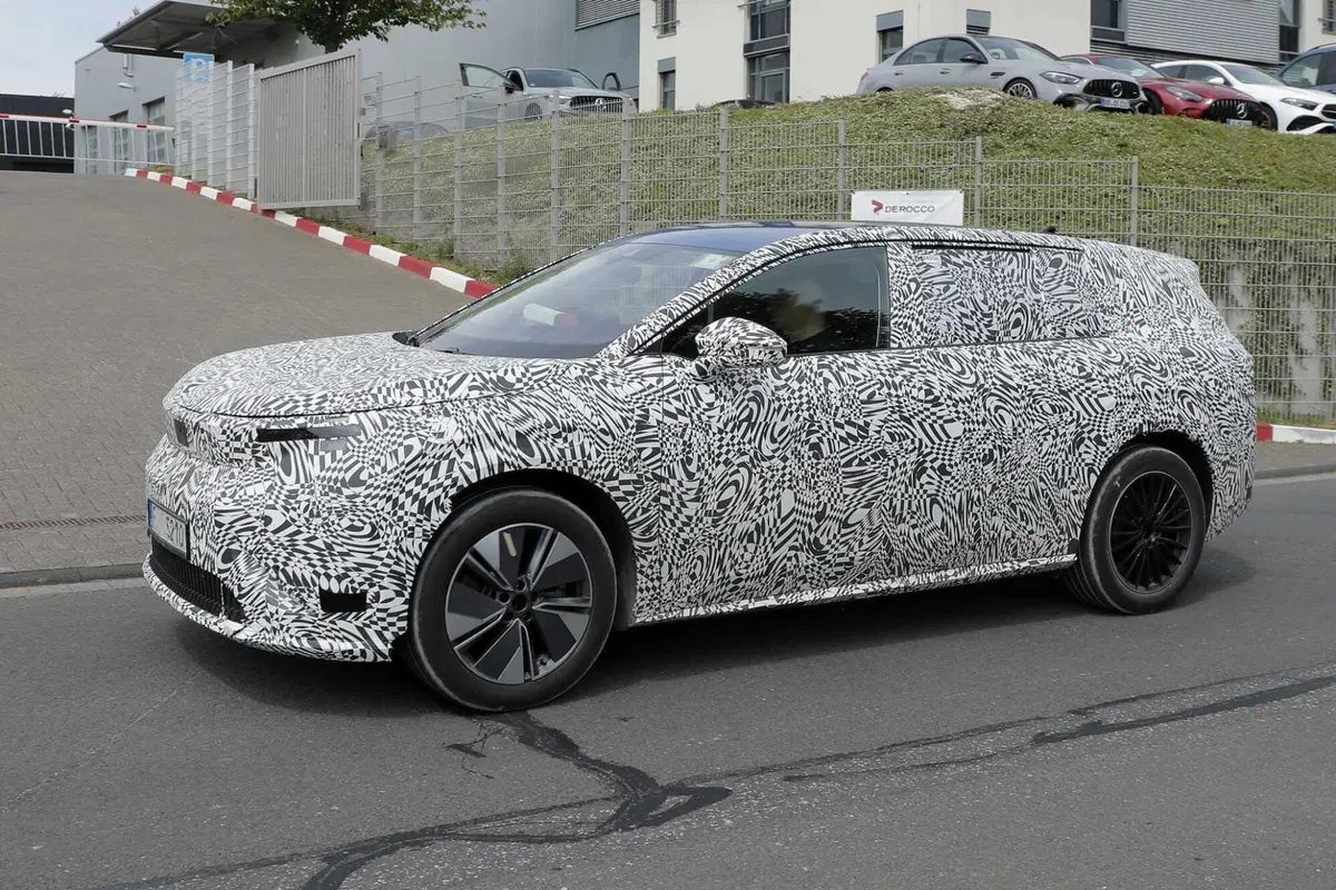 Skoda alza l’asticella: in arrivo il nuovo SUV elettrico a 7 posti [Foto Spia] (12)