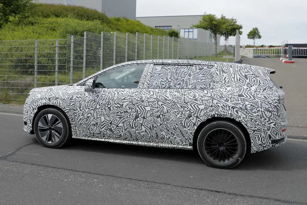 Skoda alza l’asticella: in arrivo il nuovo SUV elettrico a 7 posti [Foto Spia] (13)