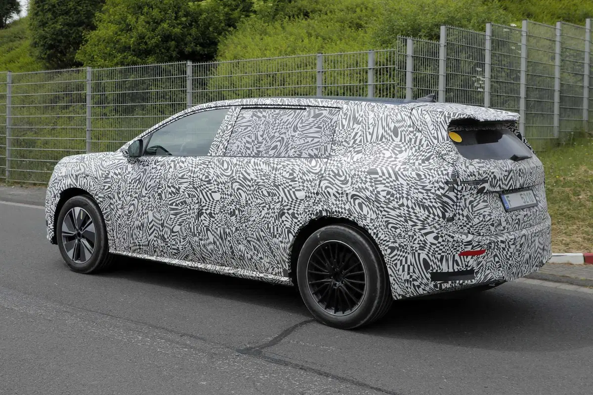 Skoda alza l’asticella: in arrivo il nuovo SUV elettrico a 7 posti [Foto Spia] (14)