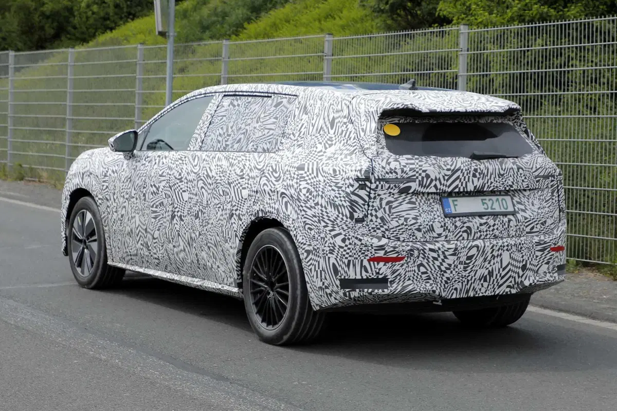Skoda alza l’asticella: in arrivo il nuovo SUV elettrico a 7 posti [Foto Spia] (15)