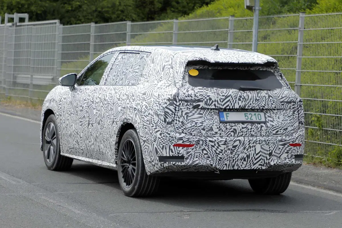Skoda alza l’asticella: in arrivo il nuovo SUV elettrico a 7 posti [Foto Spia] (16)