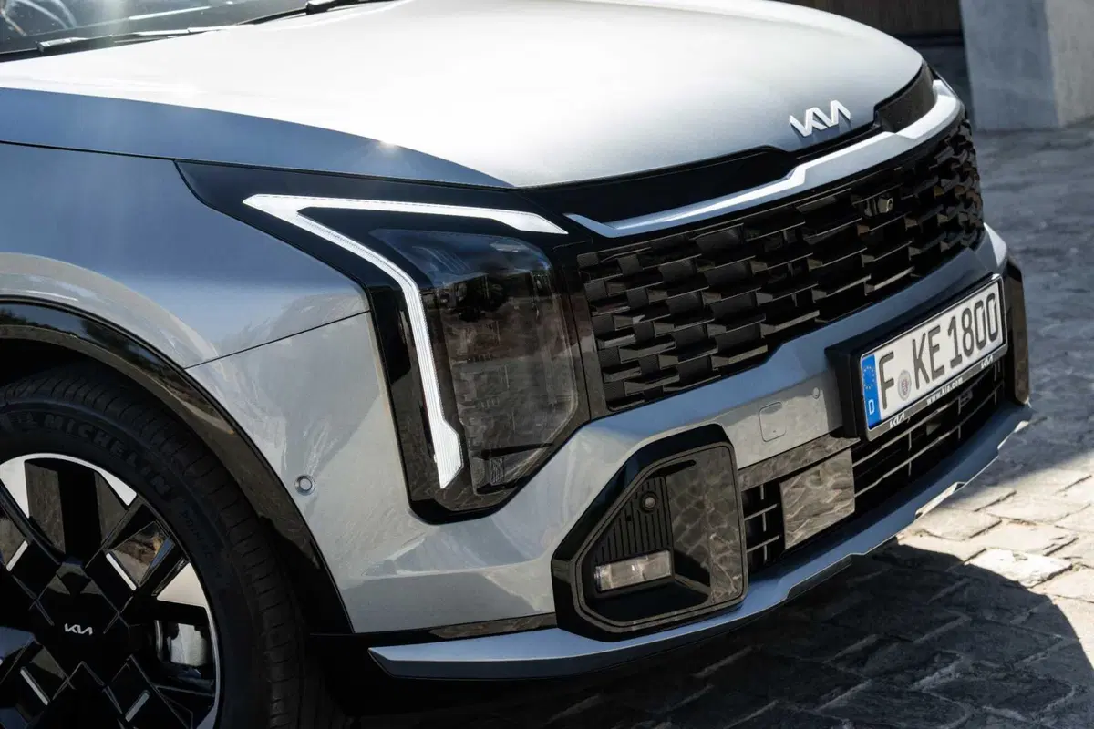 Kia Sportage 2025, arriva a settembre con tutte le opzioni elettrificate e anche il GPL (10)