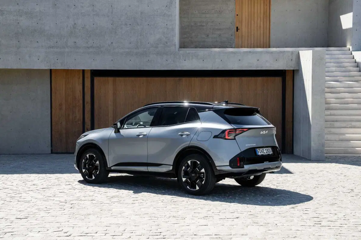 Kia Sportage 2025, arriva a settembre con tutte le opzioni elettrificate e anche il GPL (13)