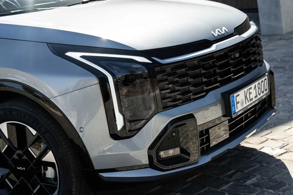 Kia Sportage 2025, arriva a settembre con tutte le opzioni elettrificate e anche il GPL (14)