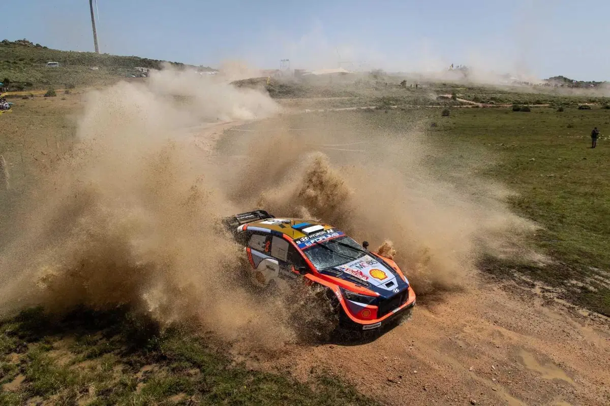 WRC25 Sardegna. “RIS”25 D1. In testa un giovane… Sébastien Ogier [VIDEO]