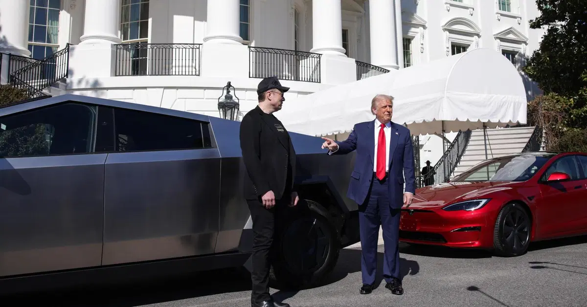 L'ultimo dispetto a Elon Musk: Donald Trump vende la Tesla rossa che ha avuto due mesi fa
