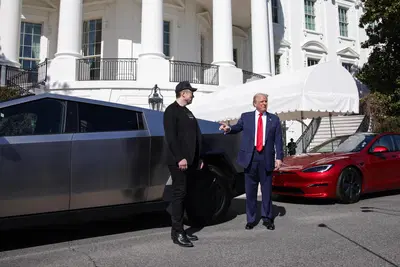 L'ultimo dispetto a Elon Musk: Donald Trump vende la Tesla rossa che ha avuto due mesi fa