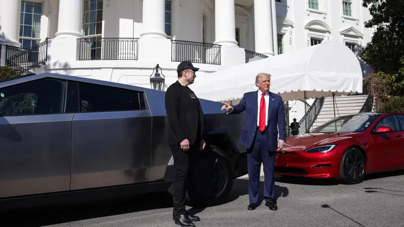 L'ultimo dispetto a Elon Musk: Donald Trump vende la Tesla rossa che ha avuto due mesi fa