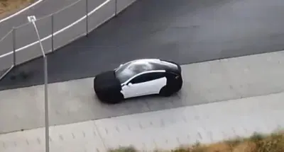 Tesla pronta a svelare un nuovo modello economico: sar&agrave; una Model Y "semplificata"? [VIDEO SPIA]