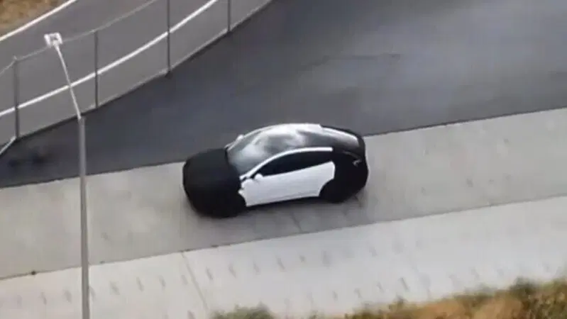 Tesla pronta a svelare un nuovo modello economico: sar&agrave; una Model Y "semplificata"? [VIDEO SPIA]