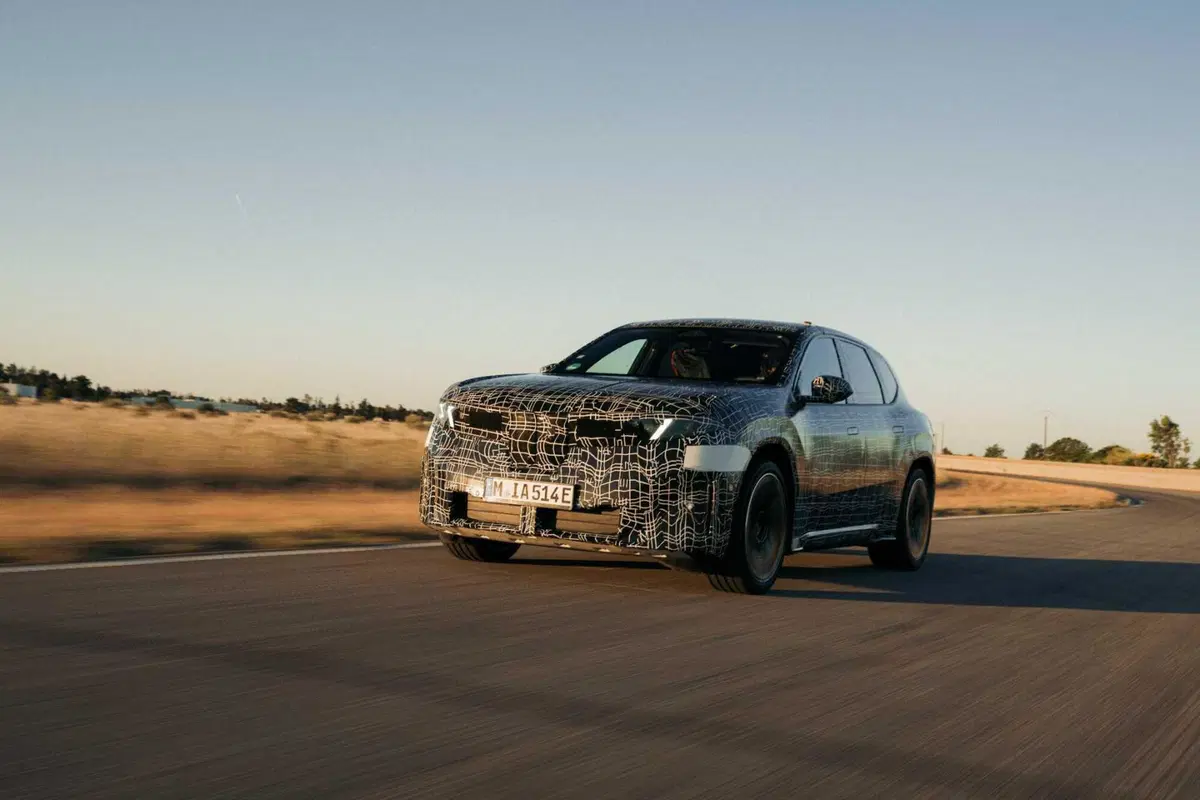 BMW iX3 Neue Klasse: rivoluzione elettrica in arrivo con 800 km di autonomia e ricarica a 400 kW