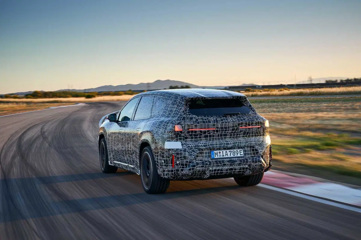 BMW iX3 Neue Klasse: rivoluzione elettrica in arrivo con 800 km di autonomia e ricarica a 400 kW (2)