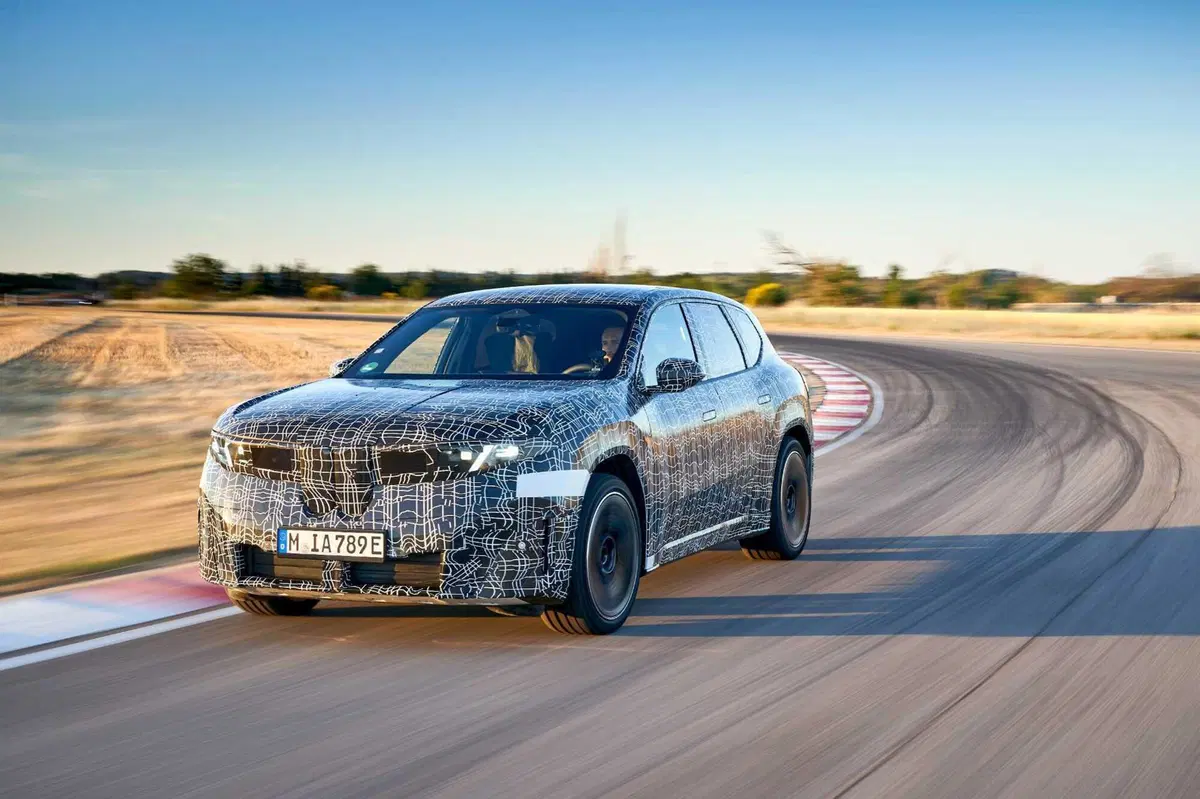 BMW iX3 Neue Klasse: rivoluzione elettrica in arrivo con 800 km di autonomia e ricarica a 400 kW (3)