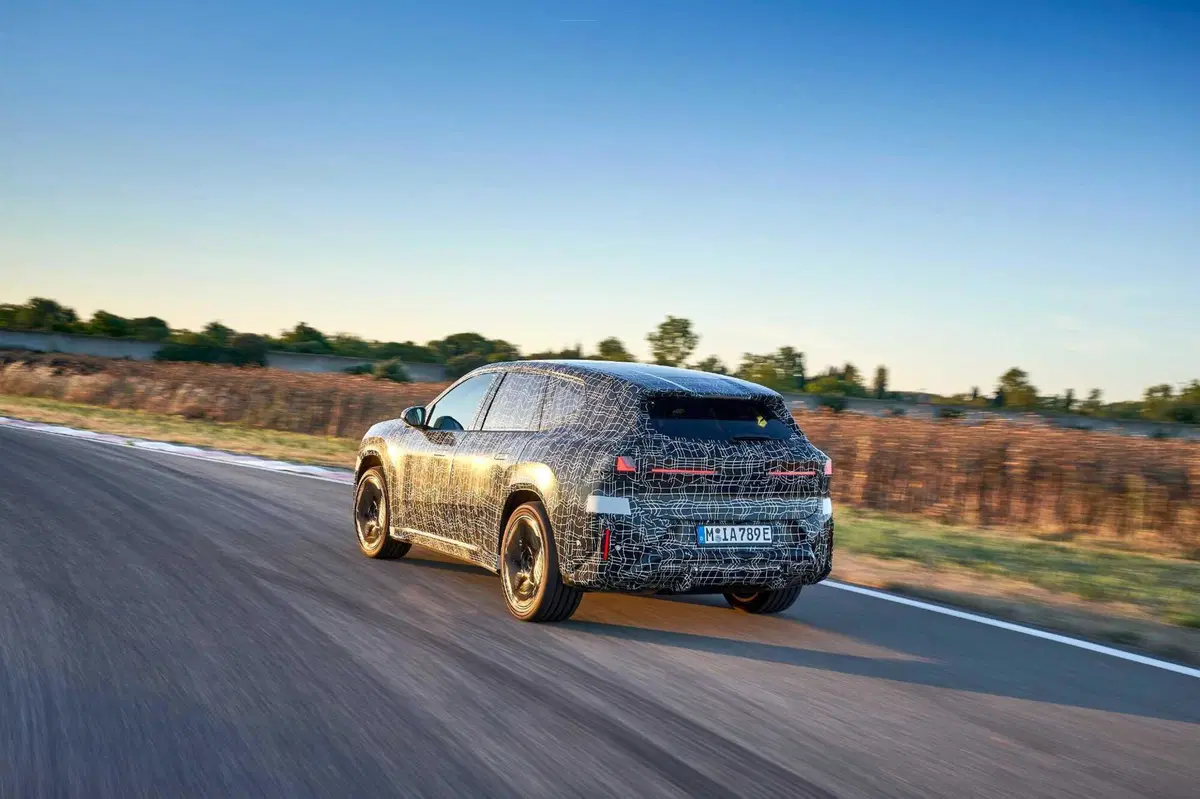 BMW iX3 Neue Klasse: rivoluzione elettrica in arrivo con 800 km di autonomia e ricarica a 400 kW (4)