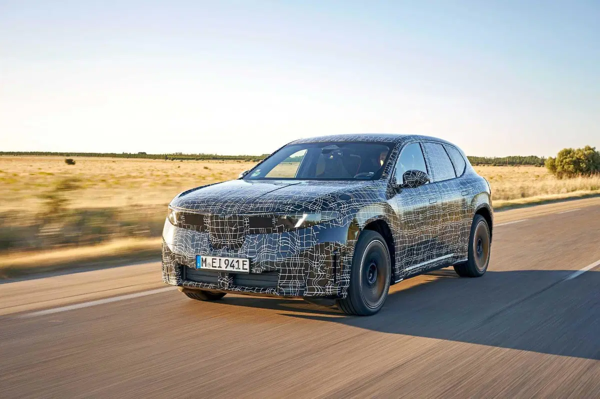 BMW iX3 Neue Klasse: rivoluzione elettrica in arrivo con 800 km di autonomia e ricarica a 400 kW (5)