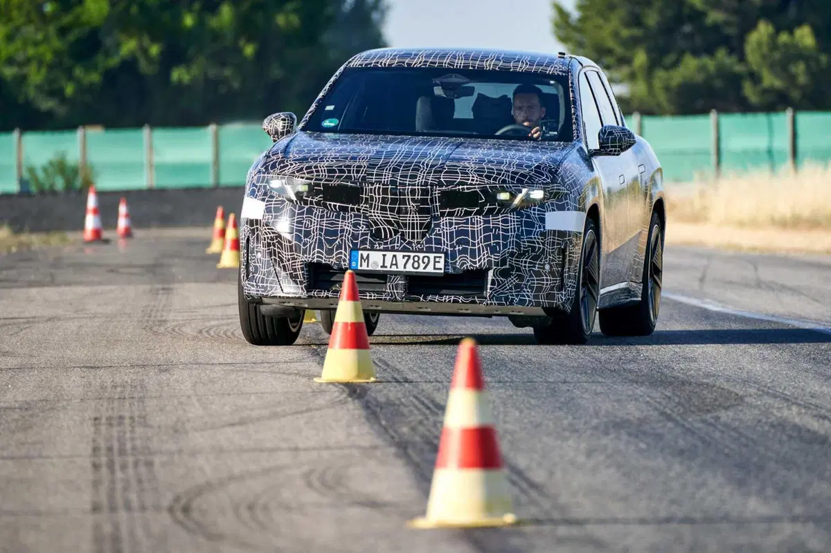 BMW iX3 Neue Klasse: rivoluzione elettrica in arrivo con 800 km di autonomia e ricarica a 400 kW (6)