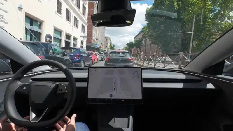 Tesla sfida il traffico di Roma: la guida autonoma sbarca in Italia [VIDEO]