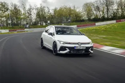 Volkswagen Golf GTI Edition 50: debutto il 20 giugno al Nurburgring, con un record gi&agrave; in tasca
