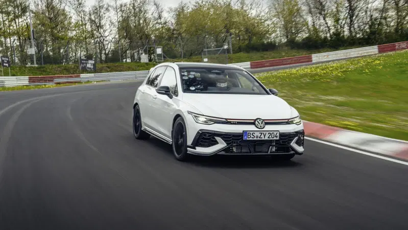 Volkswagen Golf GTI Edition 50: debutto il 20 giugno al Nurburgring, con un record gi&agrave; in tasca