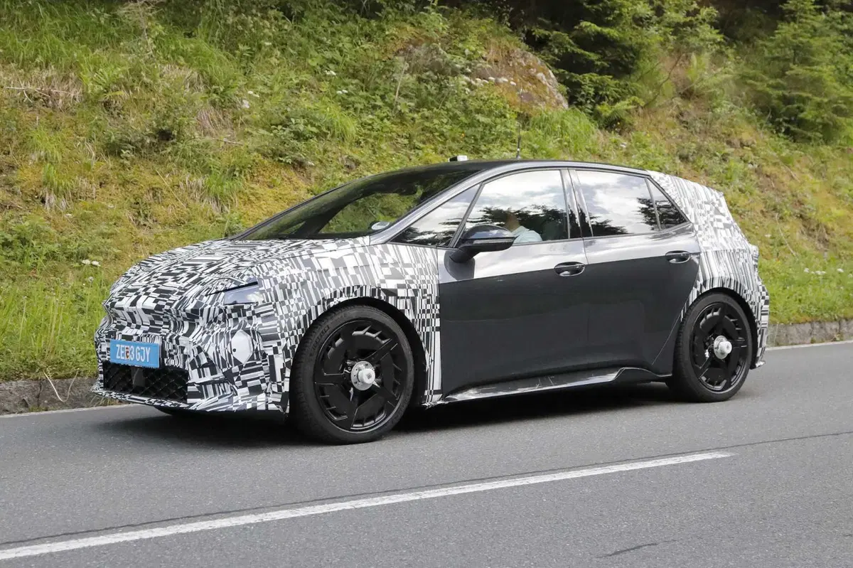 Facelift in vista per la Cupra Born: restyling in stile Formentor e Tavascan, ma il futuro resta incerto (6)