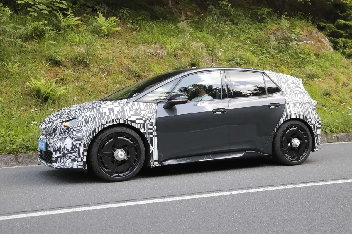 Facelift in vista per la Cupra Born: restyling in stile Formentor e Tavascan, ma il futuro resta incerto (7)