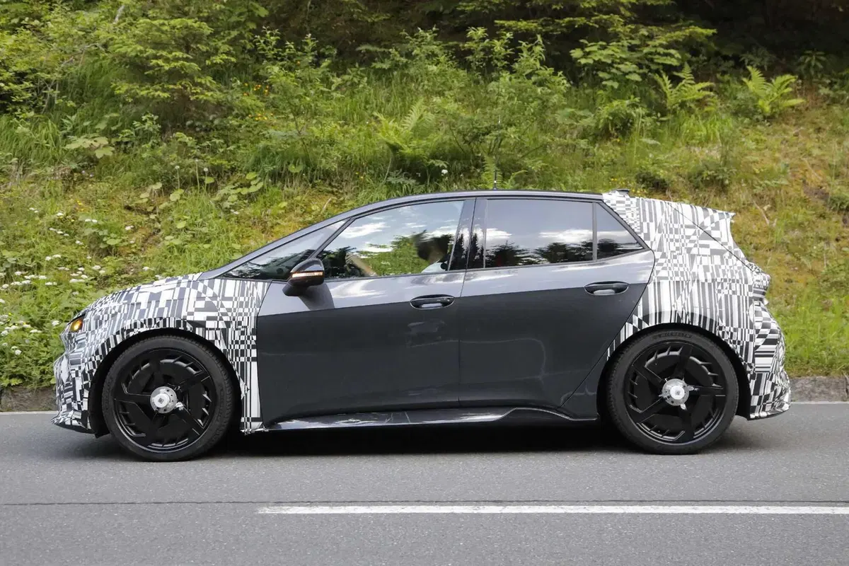 Facelift in vista per la Cupra Born: restyling in stile Formentor e Tavascan, ma il futuro resta incerto (8)