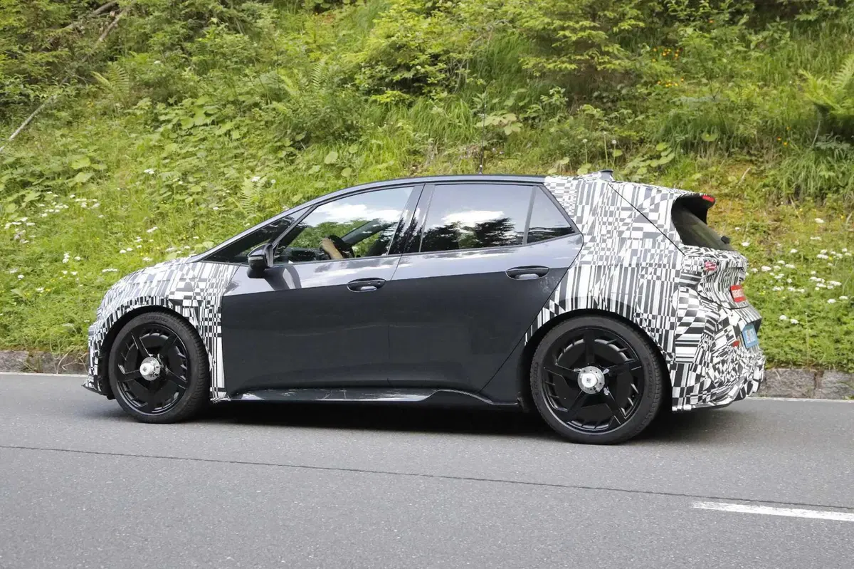 Facelift in vista per la Cupra Born: restyling in stile Formentor e Tavascan, ma il futuro resta incerto (9)