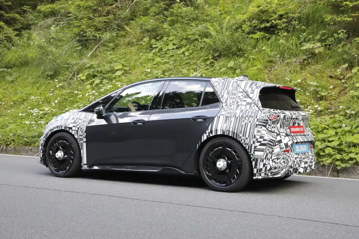 Facelift in vista per la Cupra Born: restyling in stile Formentor e Tavascan, ma il futuro resta incerto (10)
