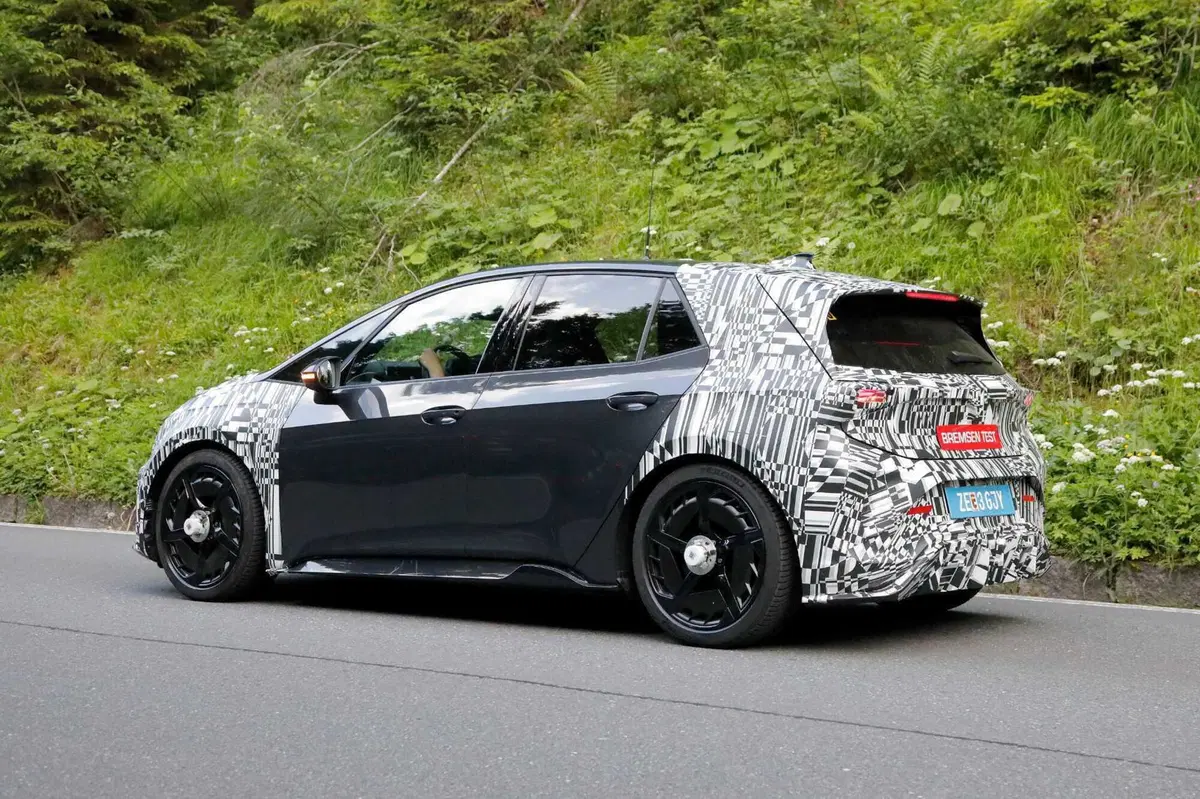 Facelift in vista per la Cupra Born: restyling in stile Formentor e Tavascan, ma il futuro resta incerto (11)