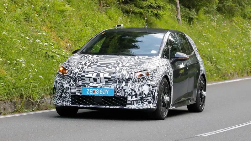 Facelift in vista per la Cupra Born: restyling in stile Formentor e Tavascan, ma il futuro resta incerto [FOTO SPIA]
