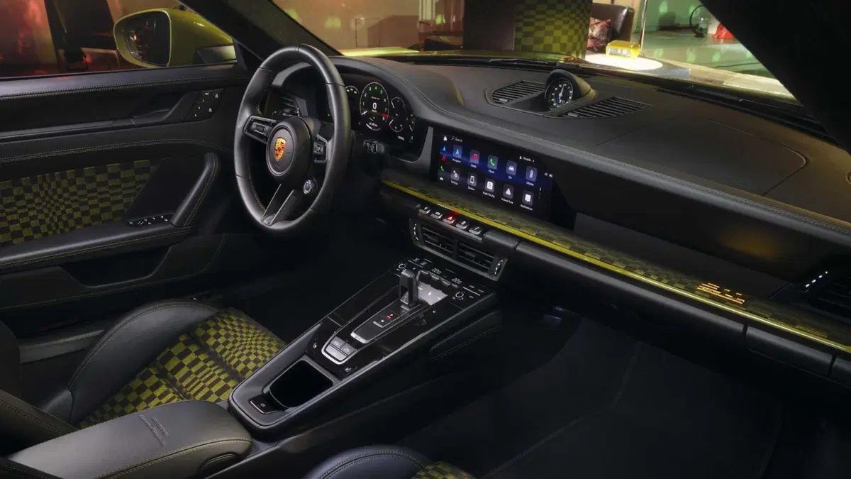 Porsche 911 GTS Spirit 70: un tuffo negli anni ’70 con la tecnologia del futuro (24)