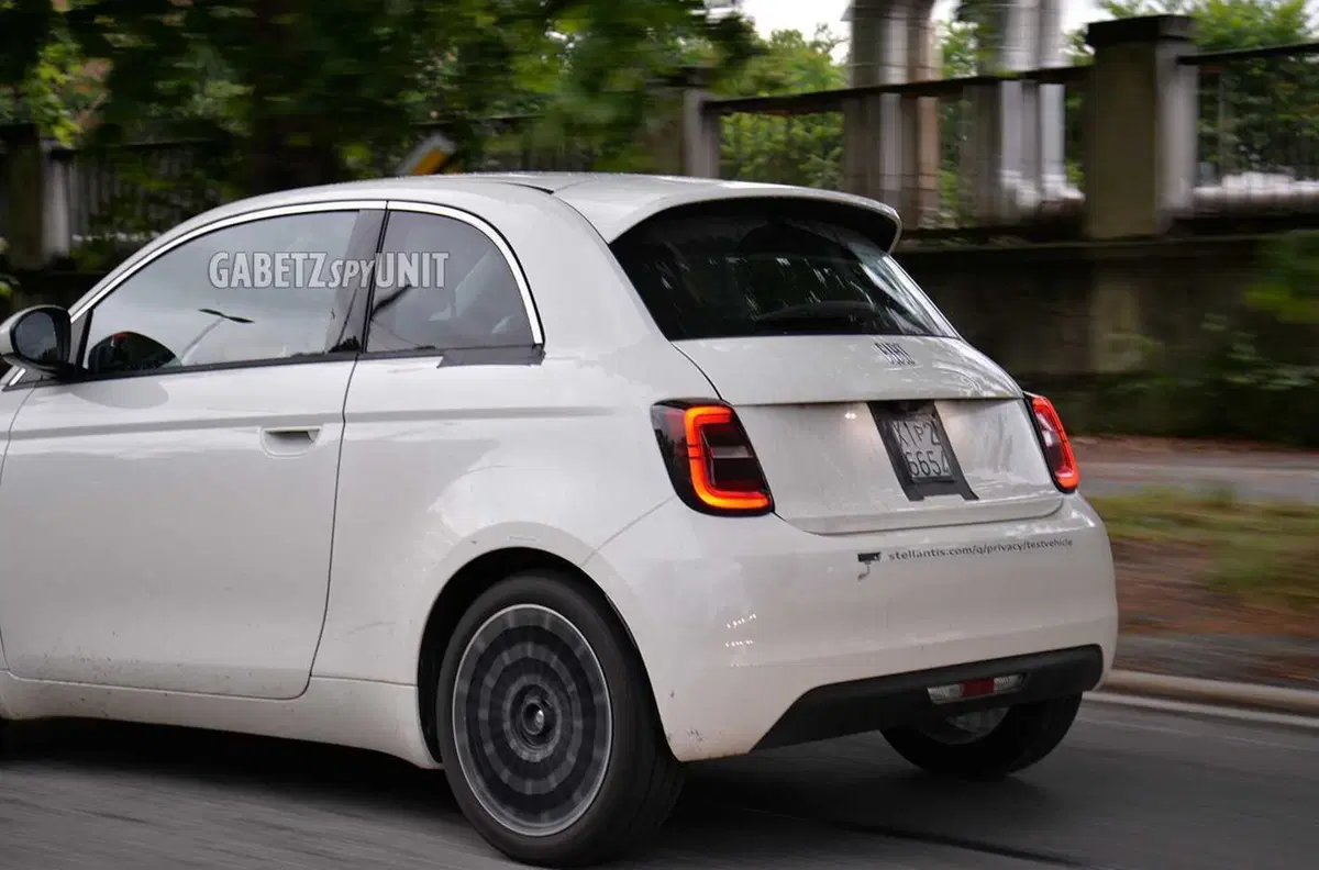 Nuova Fiat 500 Ibrida: debutto imminente, test già su strada a Torino [Foto Spia] (2)