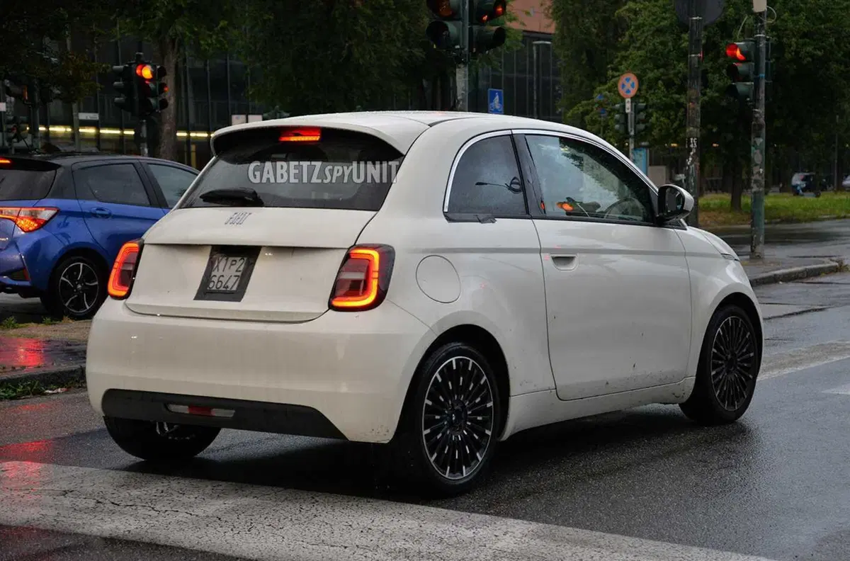 Nuova Fiat 500 Ibrida: debutto imminente, test già su strada a Torino [Foto Spia] (4)