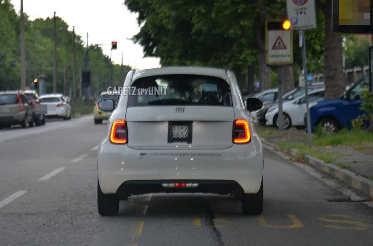 Nuova Fiat 500 Ibrida: debutto imminente, test già su strada a Torino [Foto Spia] (5)