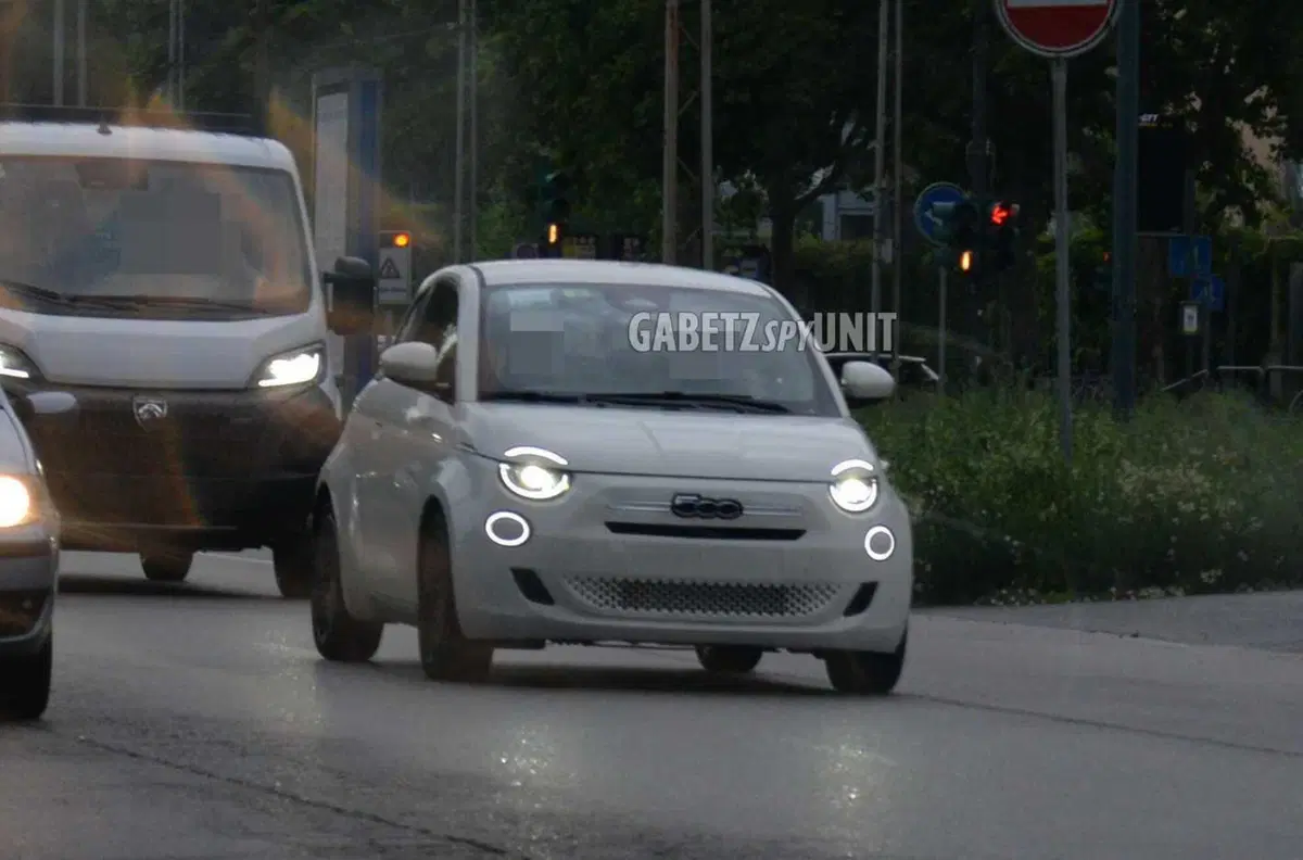 Nuova Fiat 500 Ibrida: debutto imminente, test già su strada a Torino [Foto Spia] (6)