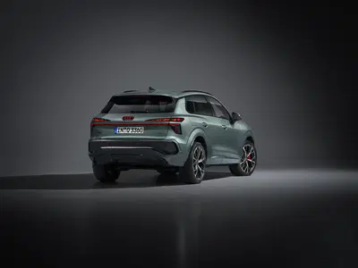 Nuova Audi Q3 2025: hai visto quanto hanno ridotto il prezzo? Ecco come cambia il suv di medie dimensioni