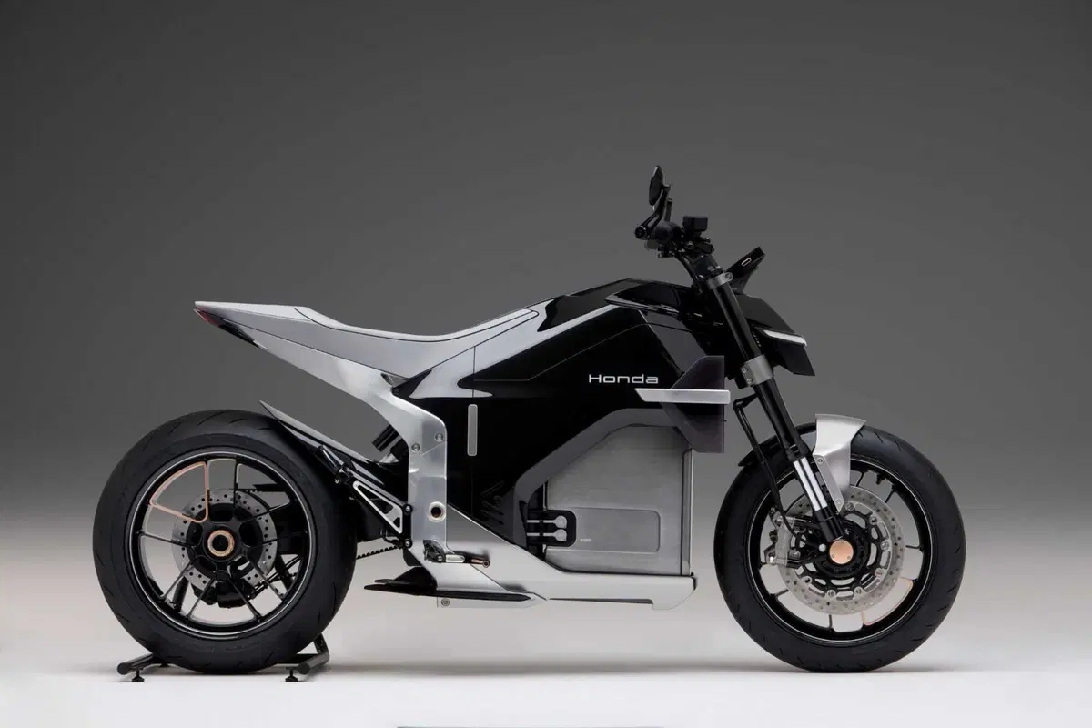 Honda sorprende a Goodwood 2025: in scena la “quasi kei car” elettrica e tante icone del passato (6)
