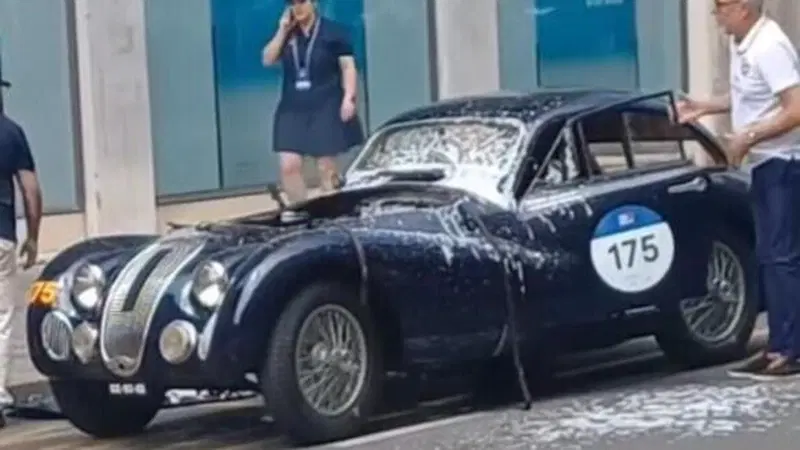 Mille Miglia 2025: a fuoco una Talbot-Lago del 1948 il video dell'intervento