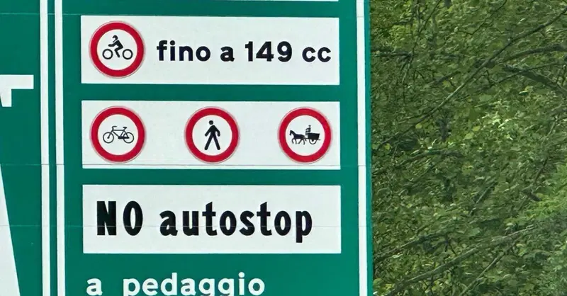125 in autostrada. I cartelli sono ancora tutti sbagliati: si pu&ograve; andare o no?