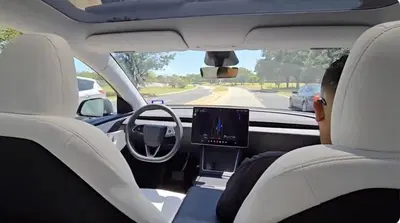 Tesla Robotaxi: il debutto in Texas a 4 dollari, ma il Governatore non &egrave; d'accordo