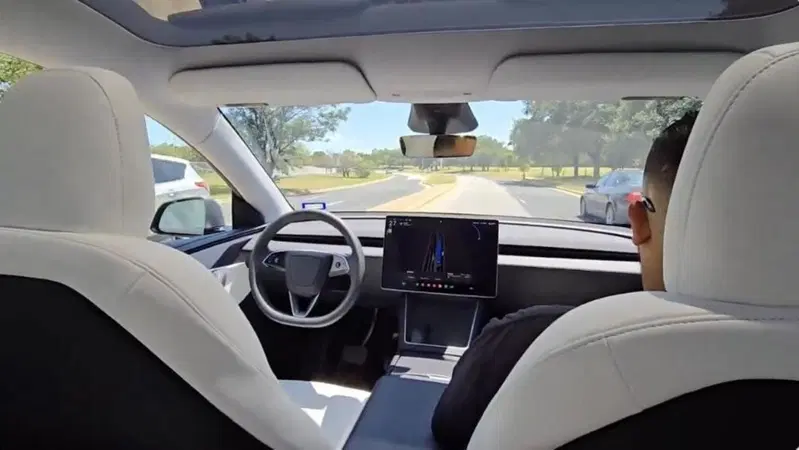 Tesla Robotaxi: il debutto in Texas a 4 dollari, ma il Governatore non &egrave; d'accordo