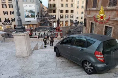 Con l'auto sulla scalinata di Piazza di Spagna: perch&eacute; &egrave; cos&igrave; facile?