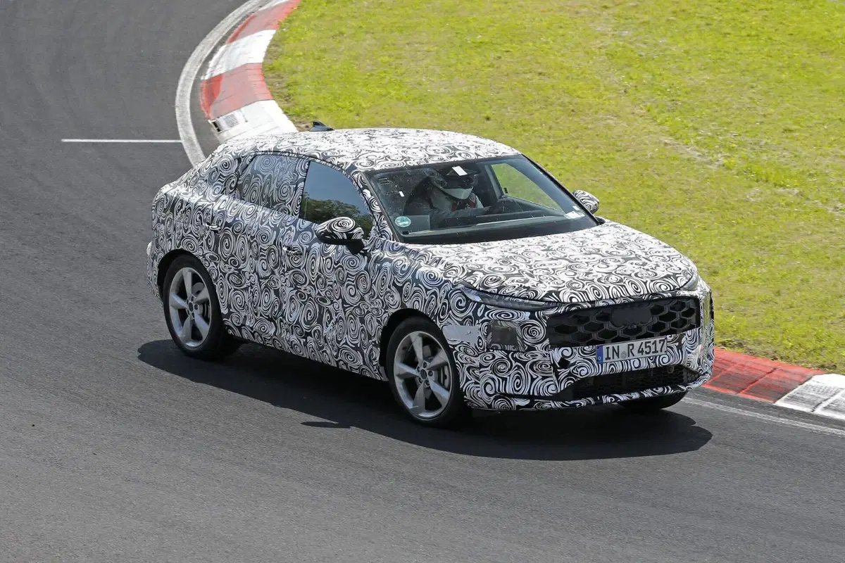 Audi Q3 Sportback 2026: il SUV coupé si fa vedere al Nürburgring in veste definitiva [Foto Spia] (2)
