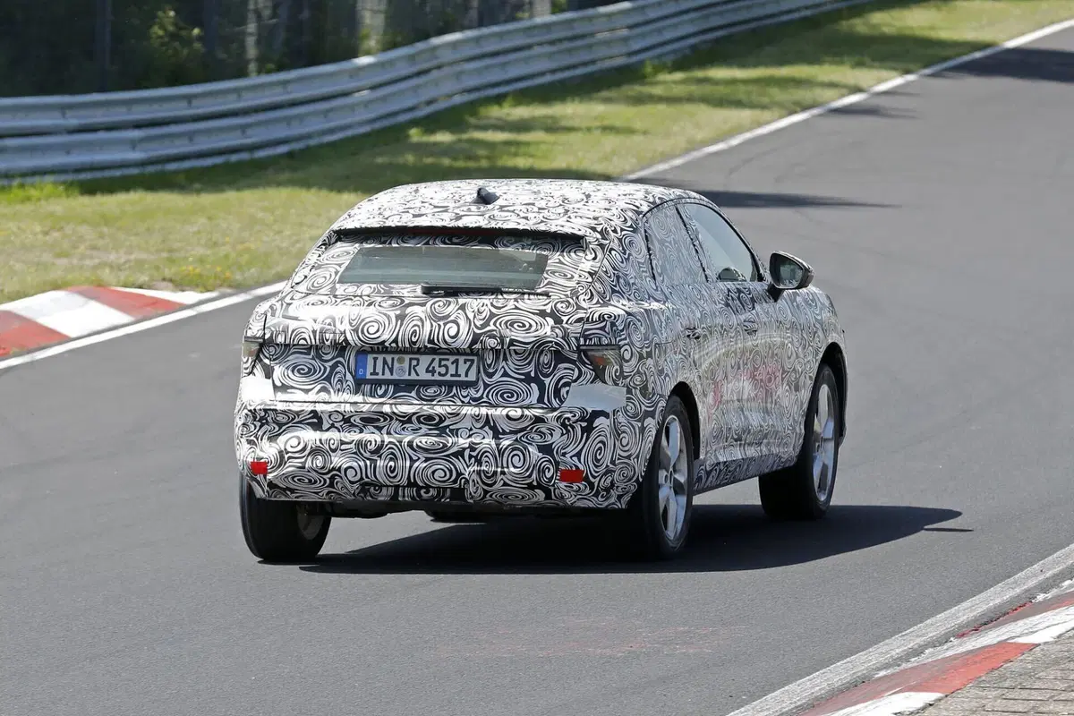 Audi Q3 Sportback 2026: il SUV coupé si fa vedere al Nürburgring in veste definitiva [Foto Spia] (3)