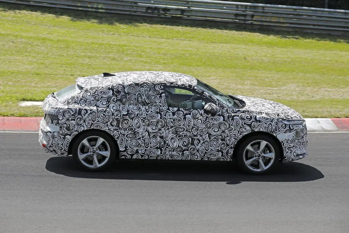 Audi Q3 Sportback 2026: il SUV coupé si fa vedere al Nürburgring in veste definitiva [Foto Spia] (4)