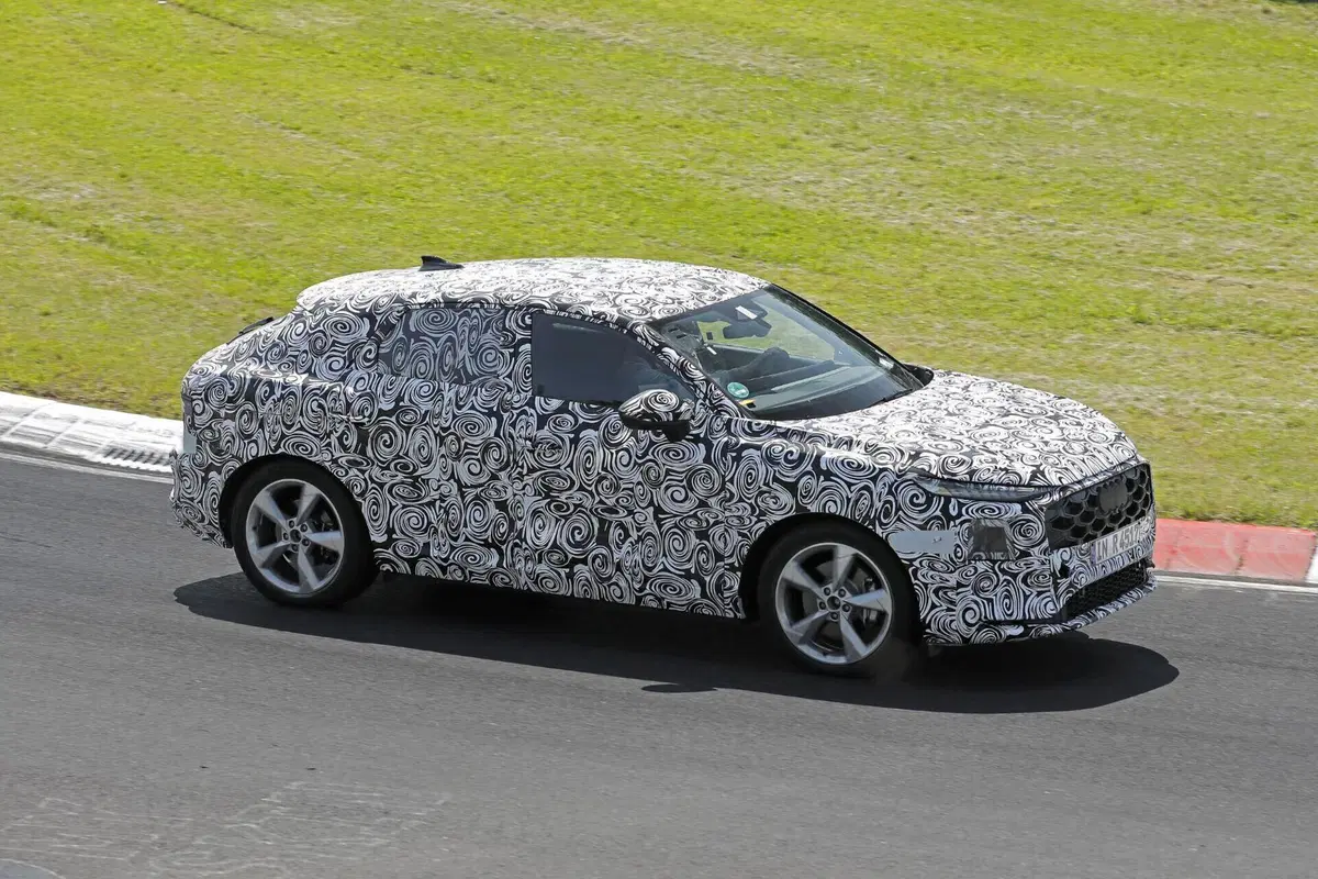 Audi Q3 Sportback 2026: il SUV coupé si fa vedere al Nürburgring in veste definitiva [Foto Spia] (5)