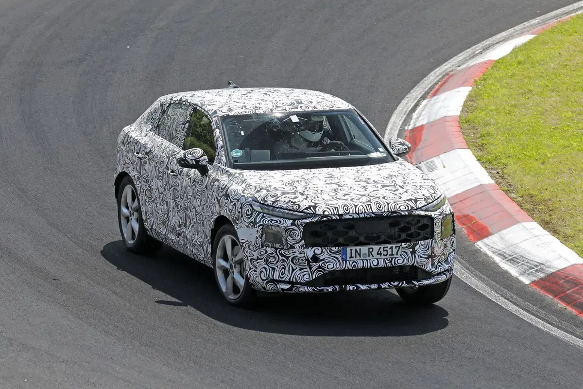 Audi Q3 Sportback 2026: il SUV coupé si fa vedere al Nürburgring in veste definitiva [Foto Spia] (6)
