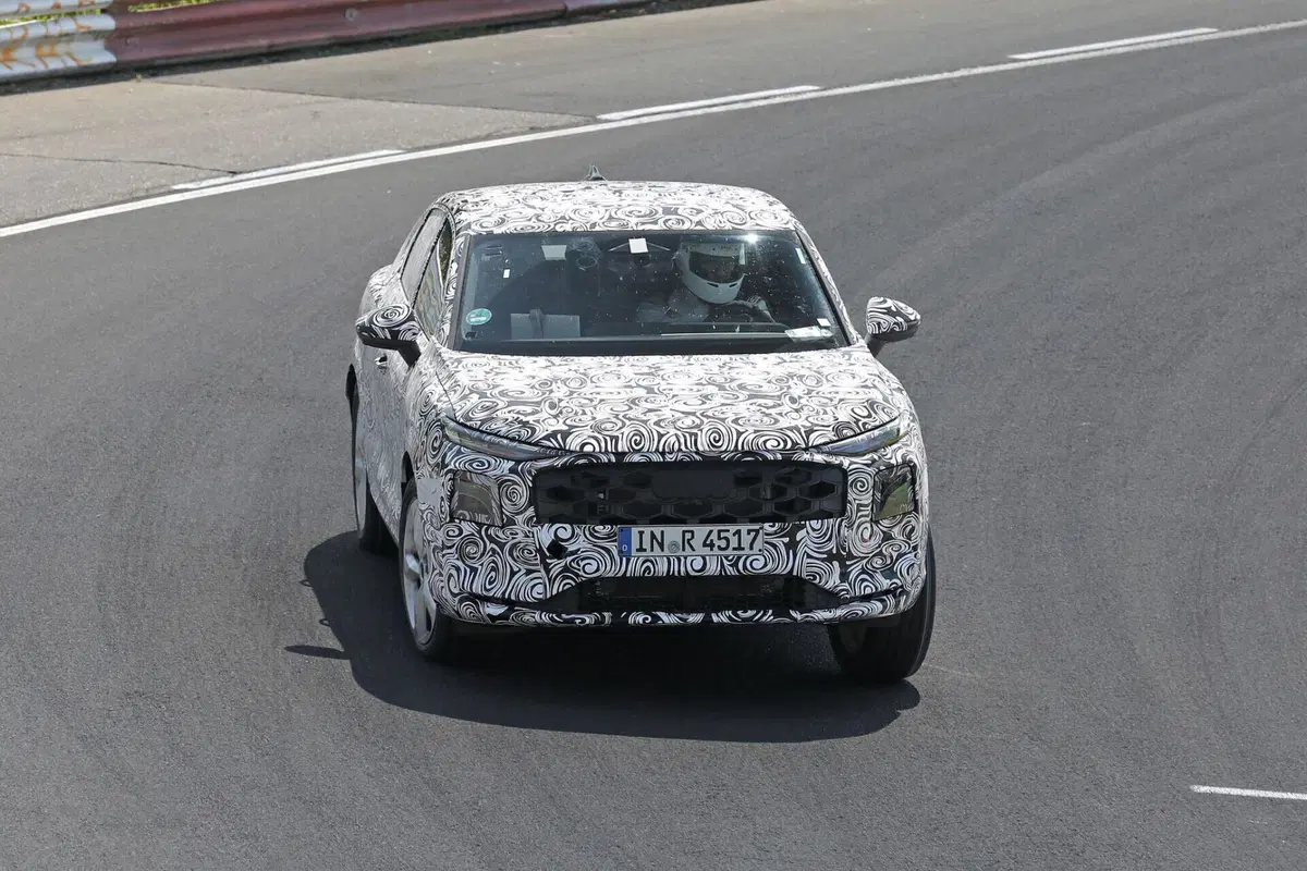 Audi Q3 Sportback 2026: il SUV coupé si fa vedere al Nürburgring in veste definitiva [Foto Spia] (8)